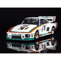 Porsche 935K2 DRM 1977 2-in-1, plastic modelkit 1:24 (Include 2 decals per realizzare DRM 1000km Nurburgring nÃ¸ 16 Bob Wollek e DRM 200 miles Nurnberg nÃ¸ 70 Peter Gregg) - BEEB24015