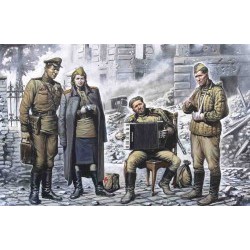 1/35 May 1945 (4 figures - 1 officer, 2 soldiers, 1 military servicewoman) - ICM35541