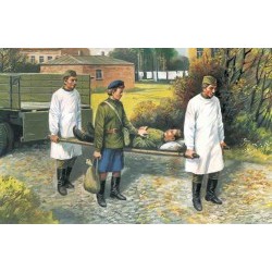 1/35 Soviet Medical Personnel (1943-1945) (4 figures - 1 nurse, 2 medical orderlies, 1 injured) - ICM35551