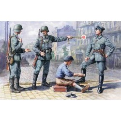 1/35 German Patrol (1939-1942) (4 figures - 1 officer, 2 soldiers, 1 civilian) - ICM35561