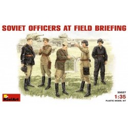 1/35 Soviet Officers at Field Briefing - MNA35027
