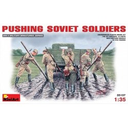 1/35 Pushing Soviet Soldiers  - MNA35137