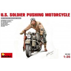 1/35 U.S. Soldier Pushing Motorcycle - MNA35182