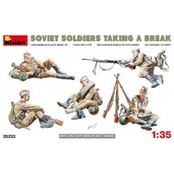 1/35 Soviet Soldiers Taking a Break - MNA35233